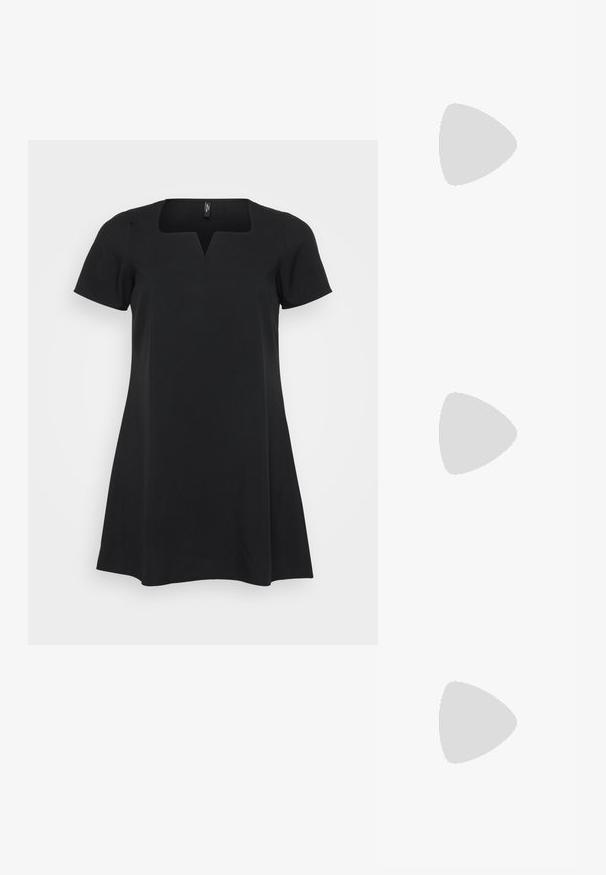 Zwarte jurk met korte mouwen, vierkante halslijn en A-lijn silhouet. Gemaakt van een gladde stof met een lichte glans en zonder zichtbare patronen.; Zwarte sandaal met bandjes, vierkante teen en een lage blokhak. Voorzien van meerdere dunne bandjes en een verstelbare enkelband. Gemaakt van zacht leer.; Zwarte leren schoudertas met een gladde textuur, rechthoekige vorm en een metallic kettingdetail aan de voorkant. Verstelbare schouderband inbegrepen.; Zilveren dubbele ring met een gladde, gepolijste oppervlakte. Heeft een vloeiende, gebogen vorm met overlappende secties voor een moderne uitstraling.