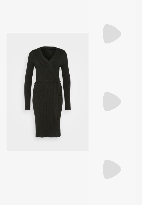 Mørkegrønt ribbestrikket kjole med lange ermer, V-hals og belte i midjen. Har en tettsittende silhuett og splitt i siden for enkel bevegelse.; Sorte patentlær slingback-sko med spiss tå, detaljer i sølv og lav blokkheel. Glatt, skinnende tekstur gjennom hele.; Svart lær crossbody-veske med glatt tekstur, rektangulær form og metallkjede detaljer på framsiden. Justerbar stroppe inkludert.; Sølv dråpeøreringer med firkantet studs, med en glatt, polert overflate og en tåreformet design som reflekterer lys med en blank overflate.