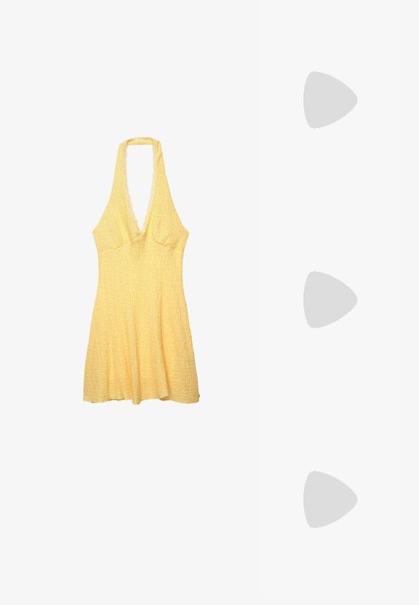 Žluté halter šaty s texturovanou látkou. Hluboký výstřih do V, přiléhavý korzet a rozšířená sukně. Vlnkované okraje na výstřihu.; Tmavě hnědá kožená kovbojská bota s dekorativním prošíváním, špičatou špičkou, středně vysokým podpatkem a úchopovým tabem na vršku.; Tortoise shell sluneční brýle s oválnými obrubami, tmavě zelenými skly a štíhlými straničkami. Obsahují decentní logo na straně.; Růžová syntetická kabelka přes rameno s zakřiveným tvarem, hladkým povrchem, odnímatelným řetězovým popruhem a kulatým logem na přední straně.