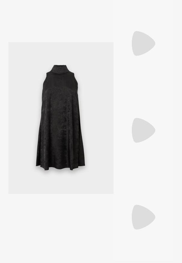 Robe sans manches en velours noir avec un col haut et une silhouette évasée, sur fond blanc uni.; Chaussure à talon aiguille noire en cuir, avec bout pointu, design de brides entrecroisées et talon aiguille fin. Texture lisse et accents minimaux.; Sac en cuir noir porté en travers avec deux poches avant, boucles dorées, fermeture zippée et une sangle fine. Surface texturée et forme rectangulaire compacte.; Boucles d'oreilles en métal doré en forme d'anneau, avec une forme courbée et allongée. Elles présentent une surface lisse et brillante avec une pointe arrondie pour un détail supplémentaire.