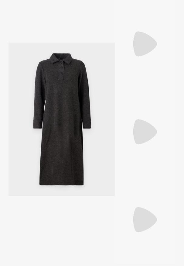 Rochie tricotată de culoare gri închis, cu guler, mâneci lungi și trei nasturi pe față; se oprește la jumătatea gambei, are un croi drept și o textură moale.; Bocanci de cowboy din piele maro, cu vârf ascuțit și toc pătrat, având cusături detaliate și accente ridicate pe tijă.; Geantă de mână din piele neagră, cu clapetă și un detaliu din metal auriu. Include o curea neagră și un design elegant, minimalist.; Cercei din argint cu un design torsadat, având un finisaj lucios și închidere cu tijă. Au un diametru de aproximativ 3 cm.