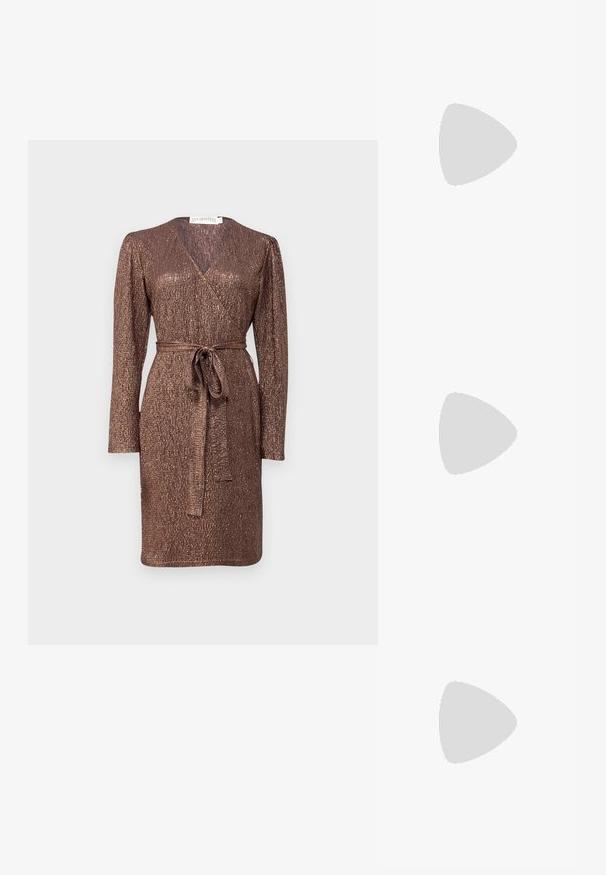 Pruun sädelev mähkmekleit pikkade varrukatega, seotud talje ja tekstuurse kangaga. Omab V-kaelust ja põlvepikkust lõike.; Mustad läikivad patendiga slingback-kõrged kontsad, millel on terav põlv ja reguleeritav pahkluu rihm, ning mõõdukas plokknukk. Sile tekstuur läikiva viimistlusega.; Stuart Weitzman POSH SHOULDER BAG - Ülerinna-kott - black; Pärlidropi kõrvarõngad lihvitud pinnaga, hõbedase tooni kaheksakaelaga ja ümmarguste valgete pärlitega. Lihtne, klassikaline disain.