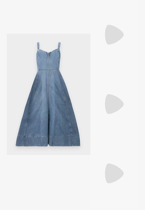 GAP PITNEY - Džinsa auduma kleita - medium wash; Balta kokvilnas T-krekls ar lielu, spilgti sarkanu omāru grafiku uz priekšu. Īsas piedurknes un standarta apļveida kakla dizains.; Balti augstie kanvas sporta apavi ar melnu gumijas zoli, priekšējo gumijas purngalu un sešām acīm lencēm, kuriem ir tīrs, minimālistisks dizains.; Sarkans ādas rokassomi ar stūrainu, ģeometrisku dizainu. Iekļauj vienu regulējamu siksnu un vāku ar izšūtu detaļu.