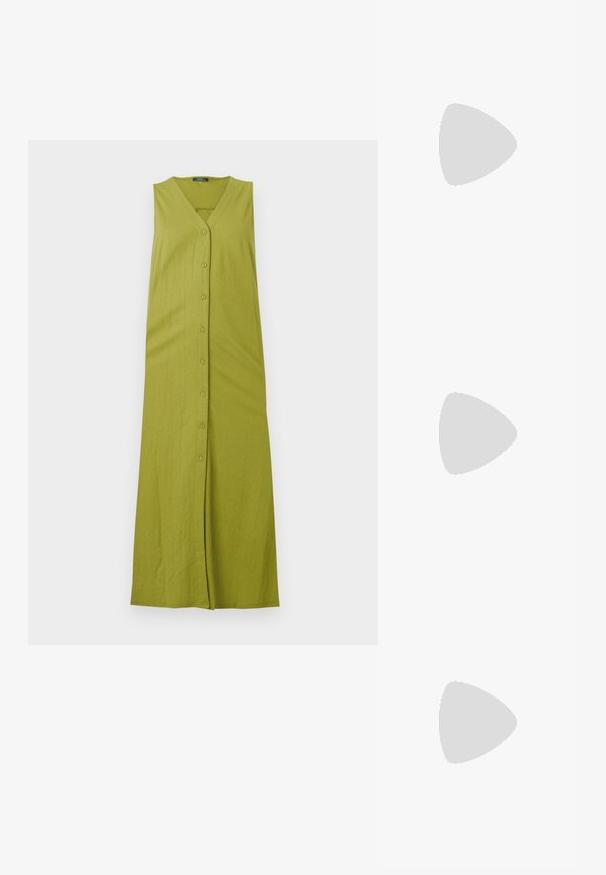 Rochie maxi verde, fără mâneci, cu decolteu în V, având un închidere cu nasturi și textură verticală în dungi. Fabricată dintr-un material moale și ușor.; Pantofii slingback din piele lăcuită neagră, cu vârf ascuțit, bretele pentru gleznă cu catarame și accesorii din argint, și un toc subțire.; Geantă de umăr metalică aurie cu un design structurat, textură netedă și curea reglabilă. Prezintă o formă triangulară unică și cusături minimaliste.; Cercei aurii cu forme texturate și ondulate. Include studs sculpturale cu clip și un design de cerc deschis cu un finisaj cioplit.