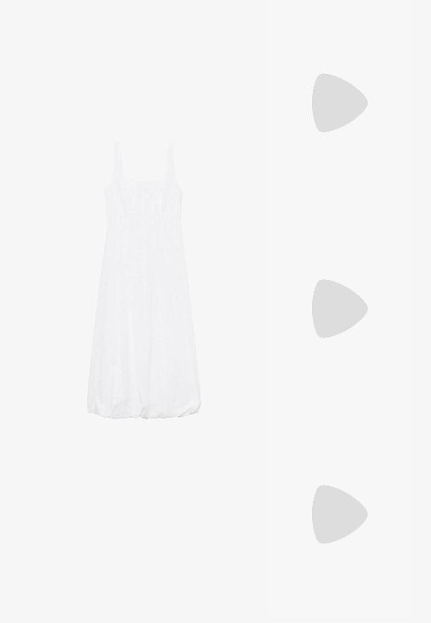 Witte, mouwloze jurk met een vierkante halslijn, A-lijn model, textuurstof en een geplooide zoom.; Zwarte flip-flop met een gestructureerde rubberen zool, twee slanke banden en een subtiele, ingedrukte logo-detail op de band.; Zwarte cat-eye zonnebril met een matte afwerking, voorzien van grijs getinte glazen, scherpe hoeken en slanke zijarmen. Merkennaam zichtbaar op de binnenarm.; Geweven rieten tas met een natuurlijke textuur en een zachte, organische vorm, met bruine leren handvatten voor eenvoudig dragen.