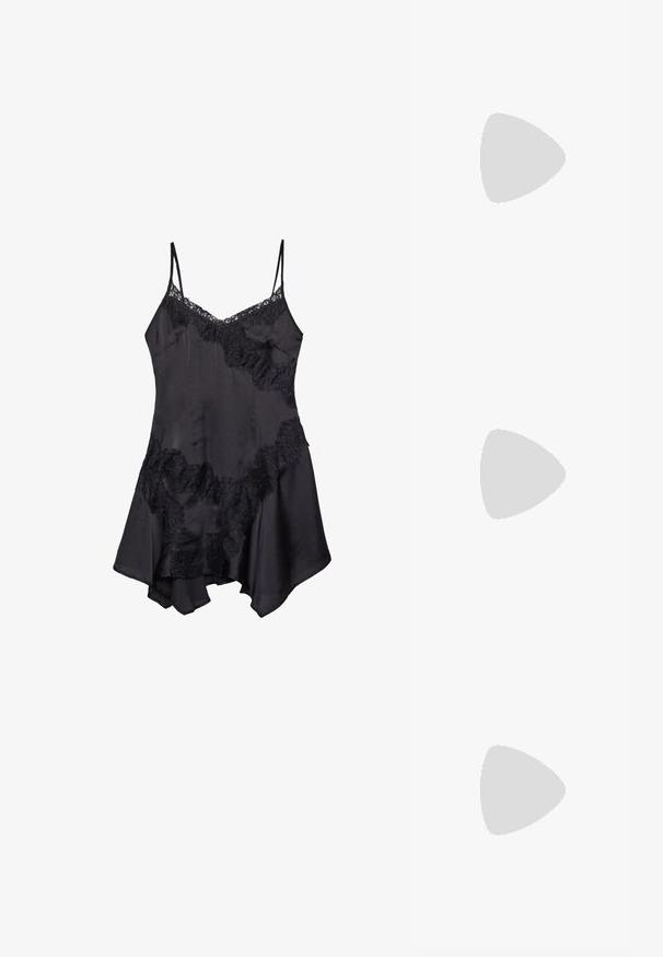 Abito slip in satin nero con bordo in pizzo, dotato di spalline regolabili e orlo svasato, texture morbida e dettagli decorativi a ruches.; Sandali in pelle nera con cinturini incrociati, fibbia regolabile alla caviglia, suola piatta e design minimalista. Texture liscia con finitura opaca.; CHLOÉ Occhiali da sole - black; Borsa a tracolla nera intrecciata con un design a rete aperta e due lunghe maniglie. Presenta una borsa interna nera solida per la conservazione.