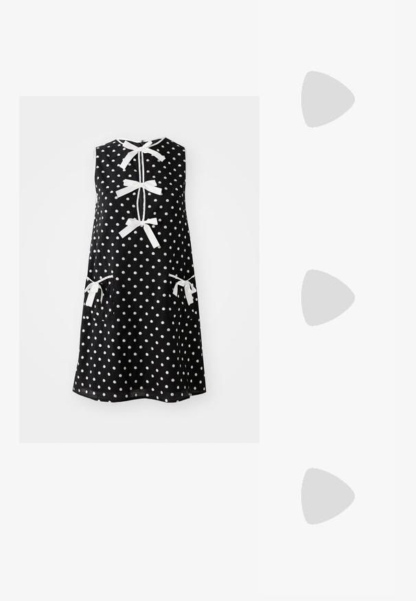 Melna bezpiedurku kleita ar baltām punktiņām, ar saistītu kakla izgriezumu un divām priekšējām kabatām ar loku akcentiem. Gluda auduma tekstūra.; Zeltaini, metāla kurpes ar siksniņām, norakans purngalis un masīla papēdis. Gluda tekstūra, minimālisma dizains un šaura siksna.; Melnas ādas rokassoma ar izliekta formu, noņemamu siksnu un zelta aksesuāriem. Somai ir vāciņš ar sprādzes detaļu.; Zeltīti metāla auskari ar gludu, izliekta dizaina. Ar atšķirīgu smailu formu, pulētu virsmu un eņģu aizdari.