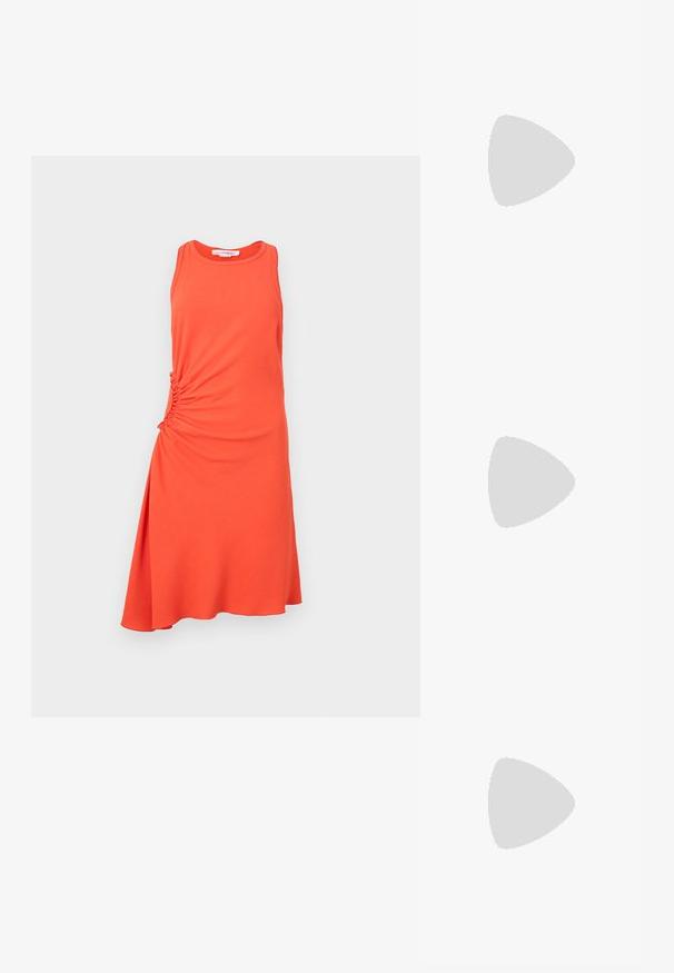 Orange ærmeløs kjole lavet af blødt stof, med en detalje af sidefold og en asymmetrisk kant. Glat tekstur hele vejen igennem.; Filippa K REY FLAT - Ballerinasko - black; Nanushka JEN - Håndtasker - black; Lauren Ralph Lauren KNOT STUD - Øreringe - gold-coloured
