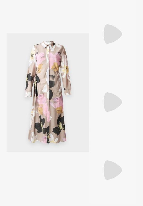 Bloemige jurk met een knoopsluiting aan de voorkant, lange mouwen, lichtbeige stof met abstracte bloemenpatronen in roze, zwart en wit.; Witte katoenen tanktop, met een ronde halslijn en brede schouderbanden. Gladde structuur, mouwloos ontwerp en een getailleerde pasvorm.; Bruine, versleten leren kniehoge laars met een puntige teen en dunne stilettohak op een witte achtergrond.; Kattenoogbril met ovale lenzen en een strakke, gladde afwerking. Heeft dunne zijkanten met een subtiele kromming bij de slapen. Transparante lenzen.; Hangerketting met een gehamerd, metallic zilveren vierkant hanger aan een zwarte koord. Opvallende details zijn de ingewikkelde patronen en de gladde afwerking.