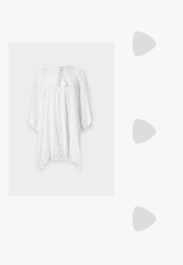 MILLE DAISY DRESS - Dnevna obleka - white; Nude lakirane sandale na peto s oštrim nosom, odprtim vampom in tankim stiletto petom. Opremljene so s krožno zlatno dekoracijo na trakcu.; Tkanirana bež torba z ukrivljenim ročajem, teksturirano površino in rjavim detajlom s pomponom. Ima ohlapen, hobo obliko.; Par nenavadno ovalnih zlatih metalnih uhani s teksturirano, rahlo udarjeno površino na belem ozadju.