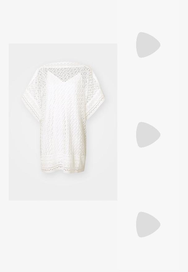 Bela, ohlapna majica iz čipkastih tkanin z geometrijskimi vzorci, kratkimi rokavi in dekorativnim robom z izrezljanimi akcenti.; Črne usnjene baletne balerinke s koničastim nosom, ki imajo trak z okroglo kovinsko zaponko in ravno podplat.; Bela plastična sončna očala s pravokotnim okvirjem, rjavimi lečami in zlatim poudarkom na tiču. Gladka tekstura in moder dizajn.; Zlato tonirane uhane s površjem, ki se lepo vije. Vsak uhane ima gladko površino in majhno zaponko z dekorativnim detajlom.