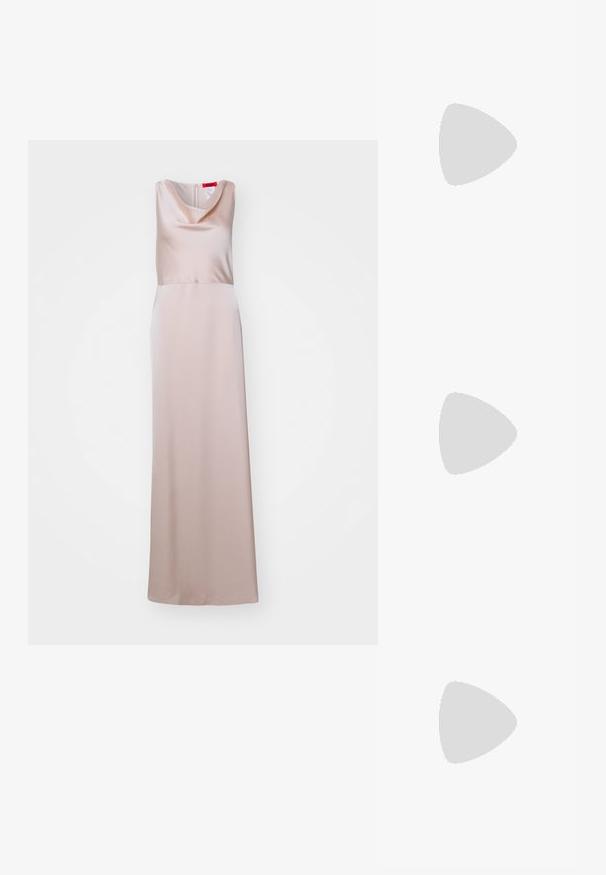 MAX&Co. YORK - Proginė apranga - natural .; Juodos odinės šlepetės su auksiniais sagtelėmis, turinčios daugybę dirželių ir plokščią padą, skirtos atviriems pirštams.; Juodas odinis rankinės dizainas, pasižymintis elegantišku stiliumi, turi sidabrinį sparnuotą logotipą ir grandinėlės dirželį. Tekstūruotas paviršius su užtrauktuku.; Sidabrinės širdelės formos užraktai su išgraviruotais žodžiais "TAIP" ir "NE", poliruotas paviršius, simetriškas dizainas ir tvirtas metalinis užraktas.