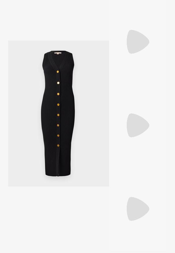 Robe en tricot côtelé noir avec un décolleté en V, sans manches et boutons dorés sur le devant, présentant une silhouette ajustée.; Chaussure à talon haut en cuir blanc avec un bout pointu, une bride de cheville et un talon aiguille fin. Texture lisse avec une finition légèrement brillante.; Sac en cuir noir porté en travers avec deux poches avant, boucles dorées, fermeture zippée et une sangle fine. Surface texturée et forme rectangulaire compacte.; Boucles d'oreilles en métal doré en forme d'anneau, avec une forme courbée et allongée. Elles présentent une surface lisse et brillante avec une pointe arrondie pour un détail supplémentaire.