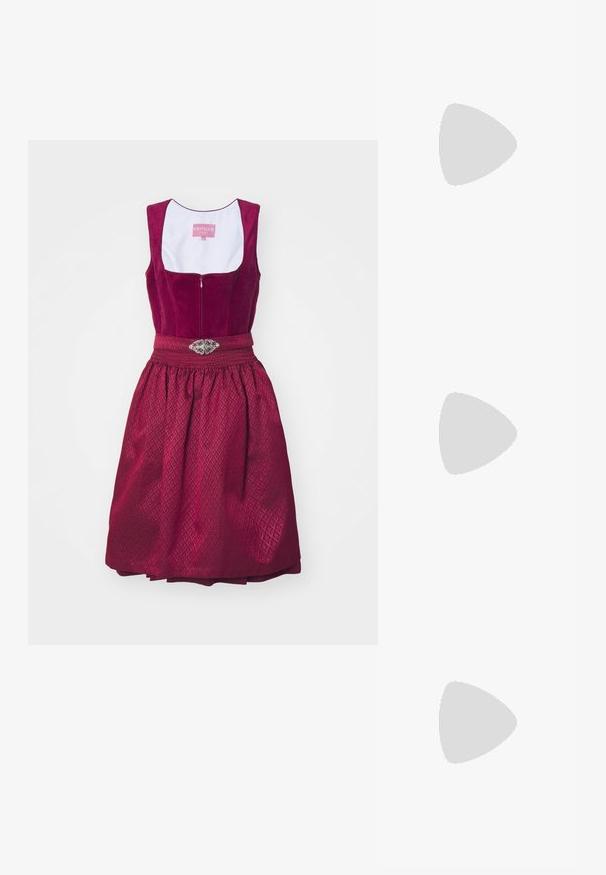 Krüger Dirndl Dirndl - beere; Chaussures slingback à bout pointu en cuir blanc cassé, avec un petit nœud et un petit talon. Texture lisse, design minimaliste.; Sac à main en métal doré avec un design structuré, texture lisse et bandoulière ajustable. Présente une forme triangulaire unique et des coutures minimalistes.; Boucles d'oreilles en forme de cœur en plaqué or avec une finition texturée, dotées d'un accent de perle suspendue. Comprend des boucles d'oreilles en clou en forme de cœur assorties.