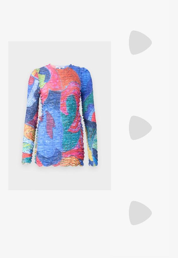 Vestido de manga larga multicolor con textura fruncida. Presenta patrones vibrantes en tonos de azul, rojo, verde y amarillo. Detalle de dobladillo con forma de ondas.; Zapatos de tacón slingback de charol negro con punta afilada y tacón geométrico en bloque. Presentan un diseño elegante y minimalista, así como una textura suave.; Gafas de metal dorado con lentes ovalados, brazos delgados y almohadillas nasales transparentes. Presentan sutiles acentos en las bisagras y lentes transparentes.; Bolso de piel negra con forma curva, correa desmontable y herrajes dorados. El bolso cuenta con una solapa con un detalle de hebilla.