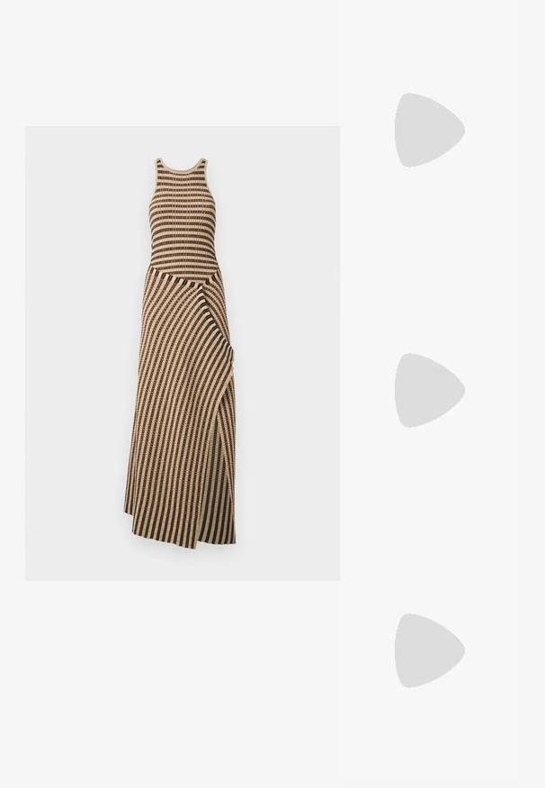 Stickad klänning med ett mönster i krämfärgade och bruna ränder, ärmlös design, rund halsringning och en draperad inslagning vid kjolen.; Vit kortärmad t-shirt i ribbat tyg. Rund halsringning, normal passform och diskreta sömdetaljer. Inga mönster eller tryck.; Svart läderballerinaskor med rund tå, slät yta, minimala söm detaljer och en flexibel sula.; Brun läderhandväska med klaffstängning, guldfärgad hårdvara, axelrem och en slät yta. Kompakt rektangulär form.