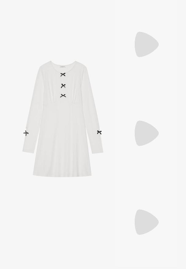 Valkoinen pitkähihainen mekko ribbikankaasta, jossa on kolme mustaa nauhaa edessä ja kaksi hihansuissa. Pyöreä pääntie, A-linjainen malli.; Kultaiset, metalliset slingback-kengät, joissa on teräväkärkiset ja paksut korot. Sileä pinta, minimalistinen muotoilu ja kapea hihna.; Musta nahkainen käsilaukku, joka on kaareva muotoilultaan, irrotettavalla hihnalla ja kultaisilla yksityiskohdilla. Laukussa on läppä, jossa on solk yksityiskohta.; Kultaketju, jossa on orgaaninen, kierretty muotoilu, sileä pinta ja cappatut päät, luoden modernin, veistoksellisen ilmeen.