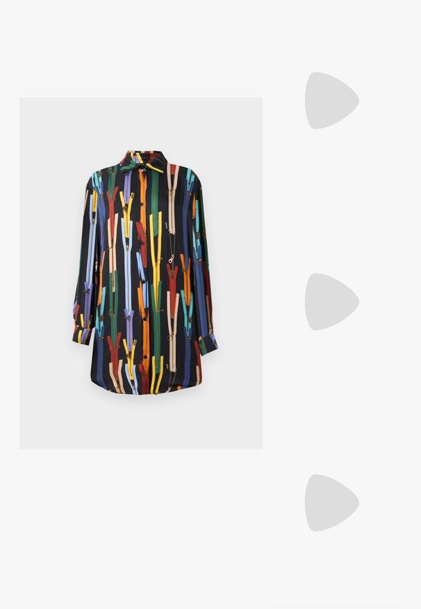 Langsleeve shirt van lichtgewicht stof, met een zwarte basis en een verticale patroon van kleurrijke ritsen. Met knoopsluiting.; Zwarte flip-flop met een gestructureerde rubberen zool, twee slanke banden en een subtiele, ingedrukte logo-detail op de band.; Zwarte geweven schoudertas met twee stevige handvatten, met een glanzende textuur en een ruime open bovenkant.; Groene acrylaat haakjes in een achtzijdige vorm met facetteerde randen, voorzien van een metalen sluiting voor bevestiging.