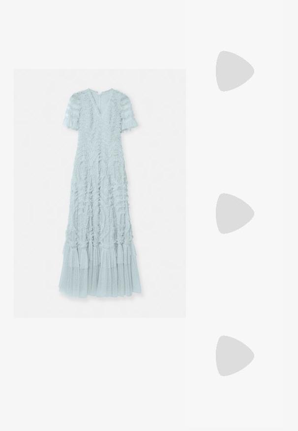Needle & Thread VERITY RUFFLE VNECK GOWN - Oblečenie na špeciálnu príležitosť - sea holly; Čierne patentové slingback topánky na ihlovom podpätku s špicatou špičkou, s textúrovaným hadím vzorom, nastaviteľným popruhom a krátkym, textúrovaným blokovým podpätkom.; Čierna kožená crossbody taška s dvoma prednými vreckami, zlatými sponami, zipsovým uzatváraním a úzkym popruhom. Štruktúrovaný povrch a kompaktný obdĺžnikový tvar.; Perlové náušnice s hladkým povrchom, vybavené strieborným pákovým uzáverom a okrúhlymi bielymi perlami. Jednoduchý, klasický dizajn.