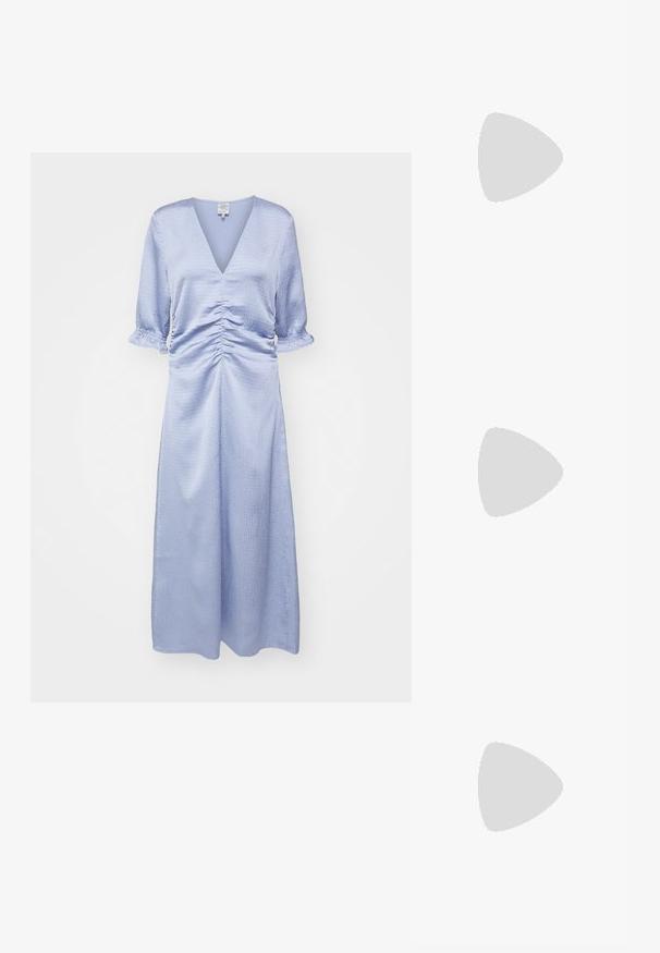Rochie bleu deschis, până la genunchi, cu decolteu în V, detaliu pliat la talie și mâneci puff până la cot. Tesătură netedă, texturată.; Sandale negre din piele cu curele subțiri, toc mic pătrat și vârf pătrat. Prezintă o închidere cu cataramă și o textură netedă.; Geantă bleu țesută, cu o suprafață texturată, formă rectangulară, mână scurtă și un detaliu mare de închidere circular în față.; Cercei din perlă argintie cu o formă curbată, asemănătoare unei boabe. Suprafață netedă și strălucitoare, asigurată cu un sistem de fixare tip tijă și spate.