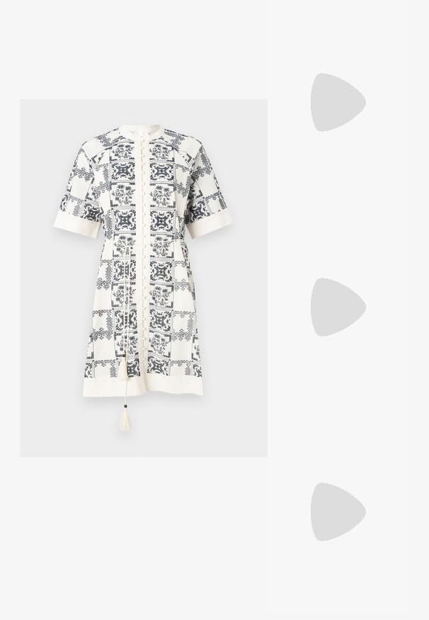 Kortärmad klänning i knälängd i ett beige tyg med marinblå blommönster och geometriska mönster, med knappstängning framtill och fransdetalj.; Guldmetalliska klacksandaler med en kantig blockklack, två remmar över foten och en justerbar vristrem. Slät textur.; Vävd halmhandväska i beige med en kurvad form, ett kort handtag och en sidoglid. Har en texturerad yta och minimalistisk design.; Guldtonade ringörhängen med en slät, polerad yta. Har en halvcirkelform och en säker bakgång.