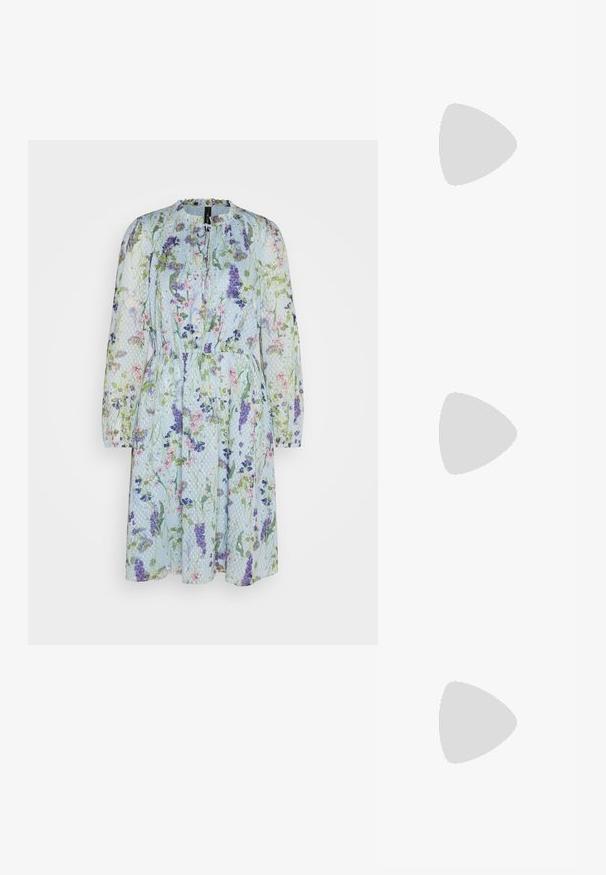 Marc Cain Denné šaty - soft summer sky; Čierne kožené slingback topánky s špicatou špičkou, štíhlym podpätkom a akcentom zlatého tónu na priehlavku. Hladká textúra a štruktúrovaný dizajn.; Čierna kožená kabelka so štruktúrovaným dizajnom, s krátkym tvarom, hornou rúčkou a zlatými prvkami. Súčasťou je nastaviteľný ramenný popruh.; Strieborné kruhové náušnice s textúrovaným dizajnom, ktorý obsahuje vertikálne ryhy. Obdĺžnikový tvar so zabezpečovacím uzáverom. Hladký povrch.