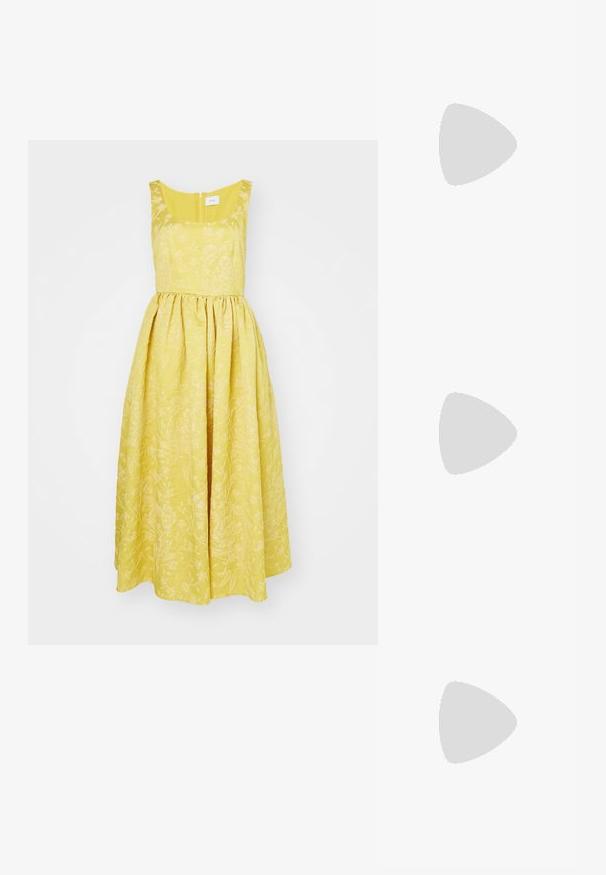 Rochie galbenă cu flori, cu decolteu pătrat, fustă plisată și design fără mâneci. Prezintă modele brodate pe un material texturat.; Pantofi cu toc slingback negri din patent, cu vârf ascuțit, cu imprimeu de șarpe texturat, curea ajustabilă și toc scurt texturat.; Geantă de tote din piele maro cu un finisaj texturat, manere duble și un mic eticheta cu un accent de aur. Modelul poartă un trench coat bej.; Cercei din metal auriu, cu un design curbat și alungit. Au o suprafață netedă și strălucitoare, cu un vârf rotunjit pentru un detaliu suplimentar.