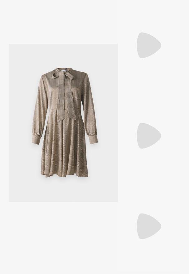 Bež haljina dugih rukava s kragnom u obliku mašne, koja ima smeškastu smešu smešak i lepršavu suknju. Napravljena od glatkog materijala s mekim teksturom.; Crne lakirane slingback pete s oštrim vrhom, s teksturiranim uzorkom zmijske kože, podesivom remenom i kratkom, teksturiranom blok-petom.; Tkanog bag sa slamnatim materijalom i smešnim kožnim detaljima i ručkama. Ima izrezanu oznaku i kontrastne horizontalne trake.; Zlatne metalne naušnice u obliku obruča s zakrivljenim, izduženim oblikom. Imaju glatku, sjajnu površinu i zaobljeni vrh za dodatni detalj.