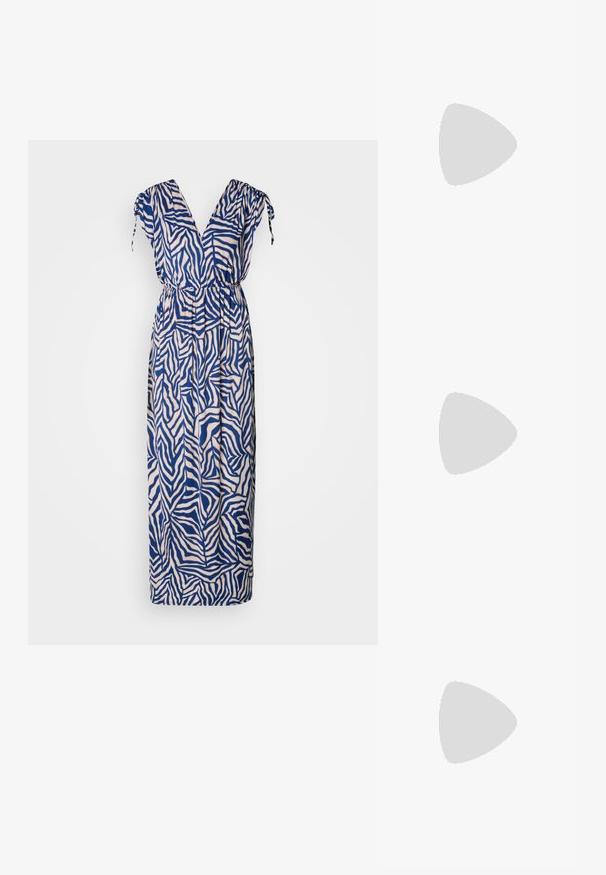 Robe maxi à rayures zèbre bleu marine et crème. Dotée d'un décolleté en V, de manches courtes avec liens et d'une taille élastique pour le confort.; Chaussures slingback en cuir verni noir avec un bout pointu, des détails en métal argenté et un faible talon bloc. Texture lisse et brillante tout au long.; Sac bandoulière en cuir noir avec une texture lisse, de forme rectangulaire et un détail en chaîne métallique à l'avant. Sangle réglable incluse.; Boucles d'oreilles en argent avec un clou carré, présentant une finition lisse et polie ainsi qu'une forme en goutte d'eau, réfléchissant la lumière grâce à une surface brillante.