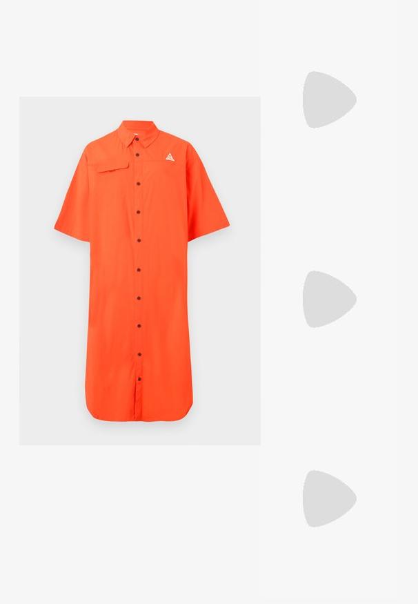 Narancssárga, gombos ing rövid ujjakkal, elülső zsebből és logóból áll a mellkason. Könnyű anyagból készült, sima felülettel.; Fekete, hosszú ujjú, rövidített tetejű felső, bordázott textúrával, széles kerek nyakkivágással és testhez simuló siluettel, diszkrét márkajelzéssel.; Fehér sportcipők, amelyek texturált felsőrésszel, állítható tépőzárral, lekerekített orrral és jellegzetes mintázatú vastag talppal rendelkeznek.; Szürke tote táska megerősített fogantyúkkal, elülső cipzáras zsebbel és egy fehér Nike swoosh logóval. Tartós anyagból készült, sima felületű.