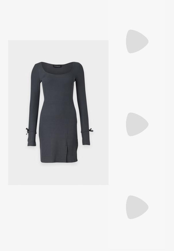 Mörkgrå långärmad ribbad klänning med fyrkantig halsringning och sidoklyfta. Knyt detaljer på ärmsluten ger extra stil till designen.; Bruna lädercowboystövlar med spetsig tå och klossklack, med detaljerad sömnad och upphöjda accenter på skaftet.; Svart läderkuvertväska med en klaff och detalj i guldmetallspänne. Innehåller en svart rem och en elegant, minimalistisk design.; Silverörhängen med en vriden design som har en blank yta och bakåtlås. Mått ca 3 cm i diameter.