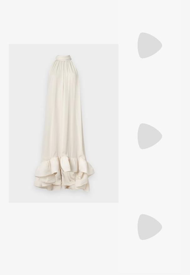 Malina SABRINA HALTER NECK RUFFLED DRESS - Kokteilinė suknelė / vakarėlių suknelė - white; Juodai lakuoti slingback aukštakulniai su smailiu nosiu, su tekstūruotu gyvatės raštu, reguliuojama juosta ir trumpu, tekstūruotu blokiniu kulnu.; Juodas odinis per petį nešiojamas krepšys su dviem priekiniais kišenėmis, auksiniais sagtimis, užtrauktuko uždarymu ir siauromis petnešomis. Textūruota paviršius ir kompaktiškas stačiakampis formatas.; Auksinės metalinės auskarų kabės su lenktą, pailgą forma. Turi lygų, blizgantį paviršių ir užapvalintą galiuką papildomam akcentui.