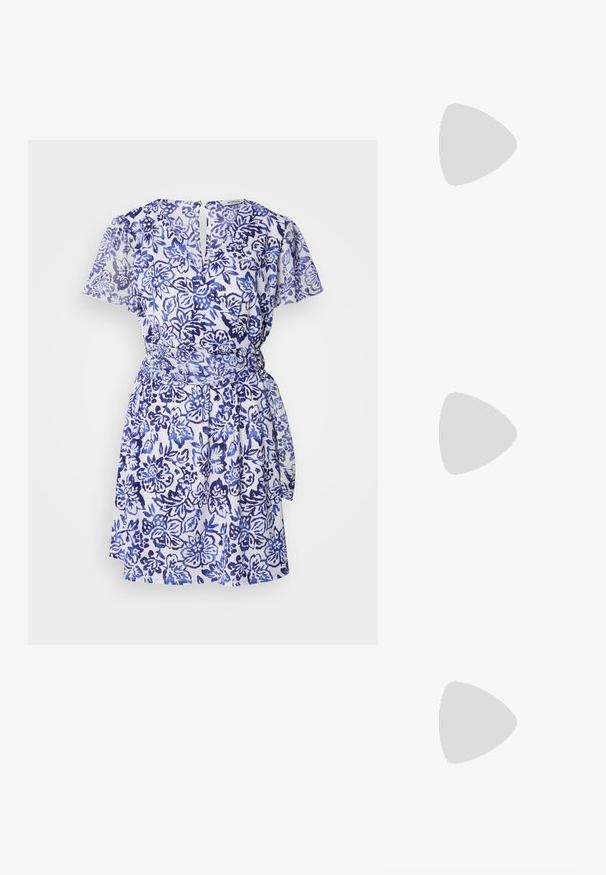 Robe portefeuille à manches courtes en tissu blanc avec imprimé floral bleu. Dotée d'un lien à la taille et d'un dos à trou de serrure. Texture légère.; Ballerines à talon slingback en vernis bordeaux avec un bout pointu, une découpe transparente et une semelle plate noire. Texture lisse, design minimaliste.; Sac à main rembourré couleur crème avec une poignée incurvée et une fermeture éclair. Présente une texture lisse et une forme ronde pour un look contemporain.; Boucles d'oreilles en or en forme de cerceau avec une texture et une forme irrégulière. Présentent une fermeture sans couture et une finition polie, soulignant un design moderne.