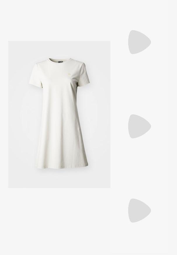 Sukienka z krótkim rękawem w jasnym kremowym kolorze z bawełny, w luźnym fasonie w kształcie litery A, z okrągłym dekoltem, z małym, subtelnym złotym logo na piersi.; Czarne czółenka na obcasie typu slingback z ostrym noskiem, błyszczące, skórzane wykończenie oraz mały obcas z złotym akcentem. Smukły design z otwartym tyłem.; Czarne okulary przeciwsłoneczne w kolorze tortoise z prostokątnymi soczewkami, brązowym zabarwieniem, grubą oprawką i złotym logo podwójnego G na zauszniku.; Czarna skórzana torebka o teksturowanym wykończeniu, z górnymi uchwytami i długim regulowanym paskiem. Posiada złote akcenty z hardware'u z przodu.