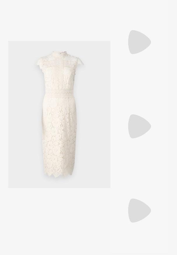 Robe en dentelle crème, avec un col montant, des manches courtes, des motifs floraux et un ourlet en dents de scie. Mi-longue avec une silhouette ajustée.; Des sandales noires à talons hauts avec des fines lanières au design noué, un bout carré lisse et un talon aiguille élégant.; Sac à main en métal gris clair avec une bandoulière en chaîne, orné de petits clous métalliques ronds et d'un logo de marque triangulaire.; Boucles d'oreilles en argent avec une finition lisse et brillante. Forme arrondie, conception légère, avec un fermoir à tige.