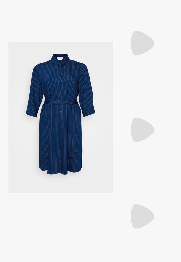 Abito button-up blu navy con strisce bianche verticali, vita con cintura e maniche a tre quarti. Presenta un colletto e bottoni neri.; Sandalo nero con cinturini, dalla punta squadrata e tacco basso a blocco. Presenta diversi cinturini sottili e una cinturini regolabile alla caviglia. Realizzato in pelle liscia.; Borsa a tracolla nera in pelle con una texture liscia, forma rettangolare e dettaglio in catena metallica sul davanti. Inclusa una tracolla regolabile.; Orecchini a cerchio in oro con un design liscio e arrotondato. Presentano una chiusura in argento per una facile indossabilità, mettendo in mostra una finitura lucida.