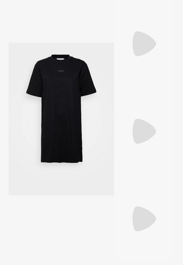 Črna bombažna majica obleka s kratkimi rokavi, okruglim izrezom in majhnim, centriranim logotipom Calvin Klein na prsih. Enostaven dizajn.; Črne čevlje s koničastimi nosovi in slingback obliko z nizko peto, izdelane iz gladke usnjene materiale ter s črtasto zasnovo na strani za prezračevanje.; Črna torbica z dvema kratkima ročajema in odstranljivim naramnim trakom. Gladek usnju podoben material z zadrgo in podrobnostmi z logotipom.; Srebrni uhani v obliki obroča z gladkim, ukrivljenim oblikovanjem. Imajo sijajno kovinsko površino in zapiranje na žebljiček. Brez vidnih vzorcev ali dodatkov.