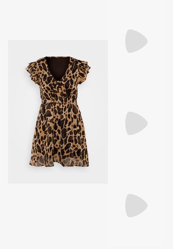 Obleka s leopardjim printom iz prosojnega, lahko tkiva. Ovratnik v obliki V, naborki na kratkih rokavih, prilegajoč pas in padajoča krila. Rjava in črna barva.; Črne lakirane slingback pete s koničastim nosom in geometrijsko blokasto peto. Imajo eleganten, minimalističen dizajn in gladko teksturo.; Črna usnjena torbica s ukrivljeno obliko, z odstranljivo naramnico in zlatimi dodatki. Torbica ima pokrov s podrobnostmi v obliki zaponke.; Zlate uhane v obliki obroča z gladkim, zaobljenim dizajnom. Imajo majhen zatič za zapiranje, težijo k lahkemu izgleda in imajo polirano površino.