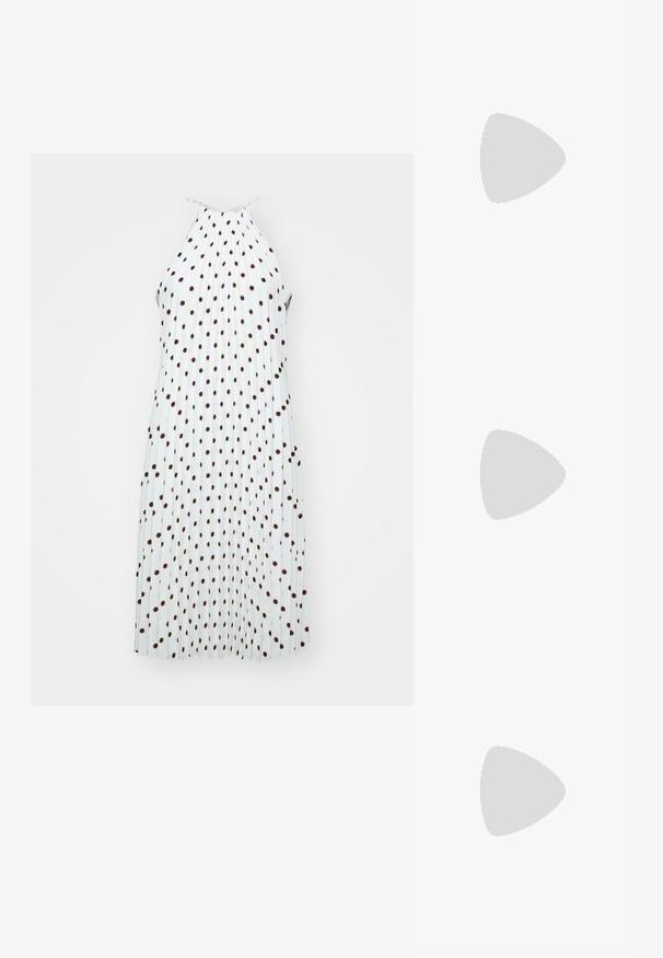 Hvit plisserte kjole med halterneck, prydet med flerfargede prikkete mønstre i rødt og brunt. Glatt tekstur og lett stoff.; Sko med spiss tå og slingback i off-white skinn, med lav hæl og utskårent design, med en glatt tekstur og minimale detaljer.; Svart skinn tote-veske med teksturert finish, med et logo-emblem i midten og kontrasterende søm. To lange håndtak for bæring.; Sølvmetalløreringer med en glatt, skinnende overflate og et strukturert, rundet design. Har en hengslet lås for sikker bruk.