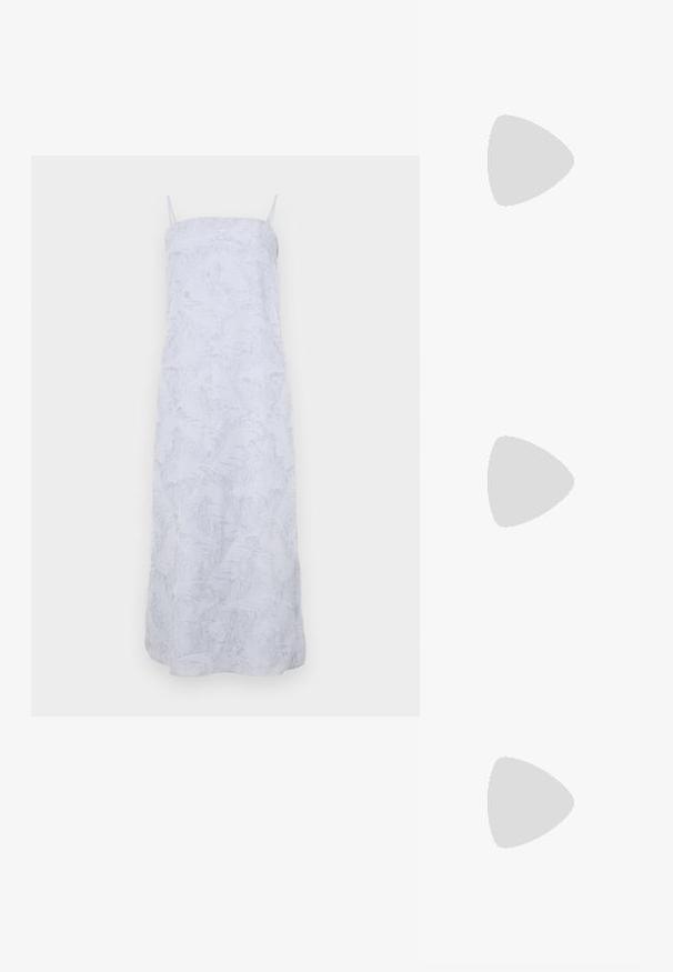 Fehér maxi ruha vékony pántokkal, texturált, puha anyagból készült, finom, dombornyomott mintázattal. Egyszerű, egyenes vonalú fazon.; Fűzött orrú, elöl nyitott sarkú cipő, off-white bőrből készült, alacsony sarkú, kivágott dizájnnal, sima textúrával és minimalista kiegészítőkkel.; Fekete bőr válltáska puha tapintással, háromszög alakú, állítható pánttal, világoskék csíkos inggel és fehér nadrággal párosítva.; Ezüst karika fülbevaló, sima felülettel, az alsó széleken egy sor apró, tiszta kővel, és hátulról rögzített záródással.