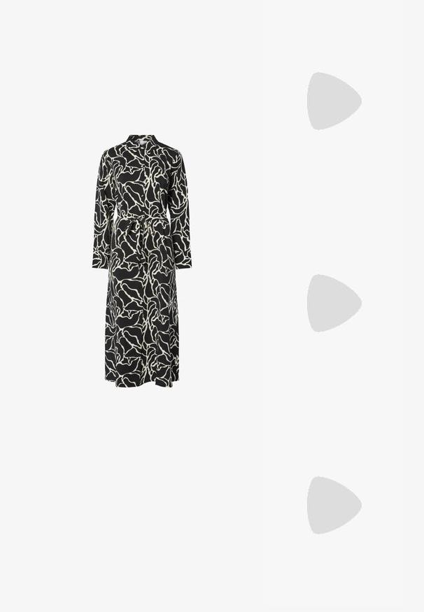 Langärmliges Kleid in Schwarz mit einem weißen abstrakten Muster, das einen kragenförmigen Ausschnitt, einen Taillengürtel und eine fließende Silhouette aufweist.; Spitz zulaufender High-Heel-Schuh in einer Farbgestaltung aus Silber, Gold und Nude. Glänzende Oberfläche mit Ausschnittdesign und stiletto Absatz.; Silberne metallic Pouch-Tasche mit einer sanften, abgerundeten Form und einem geknoteten Verschluss oben. Hergestellt aus glattem Kunstleder.; Silberne Creolen mit gedrehter Gestaltung, ausgestattet mit einer polierten Oberfläche und einer Steckverschluss. Sie haben einen Durchmesser von ca. 3 cm.