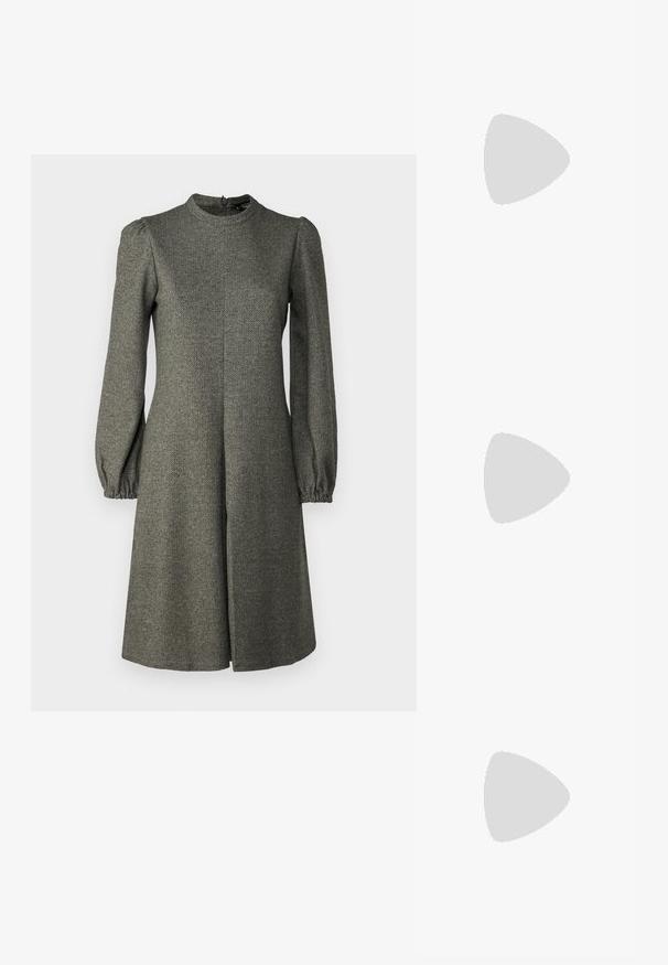 WEEKEND MaxMara CANARD - Kasdienė suknelė - grey; Juodas odinis kulkšninis batas su lygiu paviršiumi, smailiu pirštu ir masyviu aukštu kulnu. Savybė - šoninis atidarymas ir minimalistiškas dizainas.; Juodas odinis delninukas su sidabro spalvos grandinele, papuoštas dekoratyviniais sparnų akcentais ir balta siūle apačioje.; Auksinės ir sidabrinės žiedinės auskarai su persipynusiais žiedais, puošti skaidriu kubiniu cirkoniu ir tekstūruotu juostele ant vieno žiedo.