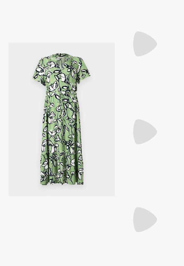 Grønn midikjole med blomsterdesign i hvit og marineblå. Har korte ermer, v-hals og en innsvingt midje med knytning.; Sorte lakk lær slingback hæler med spiss tå, et avrundet utskjæringsdesign og blokkheel. Har en gulltone spenne som detalj.; Sorte oversized solbriller med gradient linser, tykke rammer og detaljering med gulltonekjede på tempelarmene.; Svart håndveske med strukturert form, jevn tekstur og metallisk lås. Kombinert med brede svarte bukser og sandaler med åpen tå på tregulv.