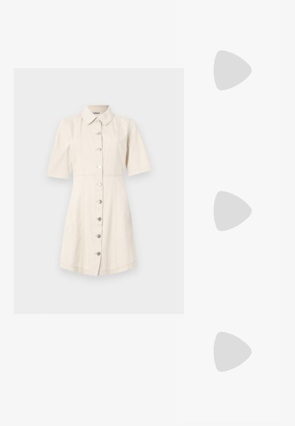Robe à manches courtes en denim beige clair avec un col, des boutons argentés et un corsage ajusté qui s'évasent à l'ourlet.; Sandale blanche à talons hauts avec un talon épais, présentant un design à lanières et un lien autour de la cheville. Texture lisse avec une plateforme à l'avant pour une hauteur supplémentaire.; Lunettes en métal doré avec des verres ovales, des branches fines et des plaquettes de nez transparentes. Présente des accents subtils sur les charnières et des verres transparents.; Sac à épaule blanc avec une finition texturée, une accentuation par une boucle centrale et une forme courbée. Fermetures éclair des deux côtés.