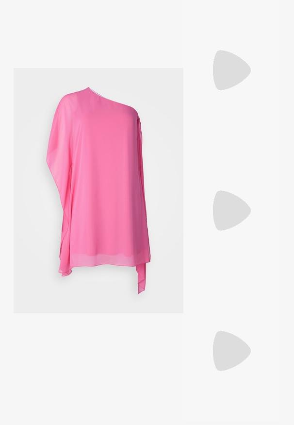 Rosa durchsichtige Bluse mit asymmetrischem Ein-Schulter-Design. Leichter Stoff und fließende Form, mit sanften Drapierungen und lässiger Passform.; Helles Blues Denimhemd mit kurzen Ärmeln, ausgestattet mit zwei Fronttaschen und verziert mit kleinen silbernen Nieten entlang des gesamten Hemdes.; Even&Odd Stiefel - dark red; Silberne Creolen mit einer glatten, polierten Oberfläche. Runder Form und sicherem Klickverschluss. Leichtes Design, geeignet für den täglichen Gebrauch.