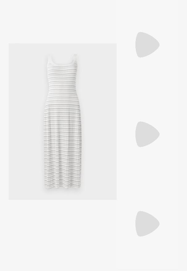 Robe maxi blanche avec un haut ajusté et une jupe évasée. Présente des rayures bleues horizontales et une texture côtelée, avec de fines bretelles.; Sandale en cuir noir avec un bout carré, des fines lanières, une bride de cheville ajustable et un petit talon. Présente un petit accent doré sur la lanière.; Sac à main en cuir noir embossé en crocodile avec un design structuré, une poignée supérieure, une bandoulière ajustable et un détail de logo en avant bien visible.; Boucles d'oreilles en or présentant un design lisse et arrondi avec une finition polie. Les boucles ont une forme compacte et chunky, et un fermoir sans couture.