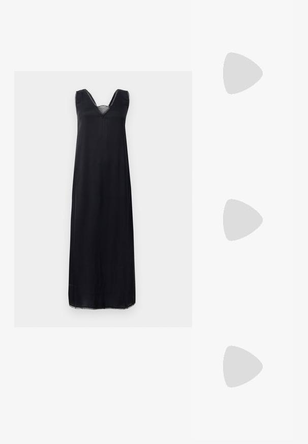 Rochie neagră fără mâneci cu decolteu în V, având dantelă la gât și o croială lejeră care ajunge până la jumătatea gambei.; Pantofi cu toc slingback negri din patent, cu vârf ascuțit, cu imprimeu de șarpe texturat, curea ajustabilă și toc scurt texturat.; Geantă neagră din piele, tip crossbody, cu două buzunare frontale, catarame aurii, închidere cu fermoar și o curea subțire. Suprafață texturată și formă rectangulară compactă.; Cercei din metal auriu, cu un design curbat și alungit. Au o suprafață netedă și strălucitoare, cu un vârf rotunjit pentru un detaliu suplimentar.