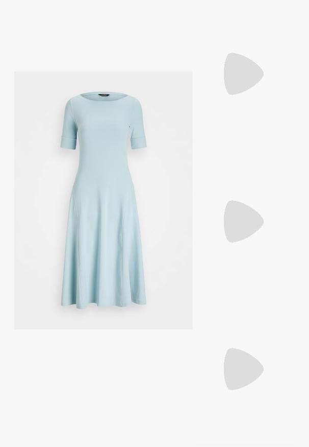 Vaaleansininen, lyhythihainen mekko, jossa on pyöreä pääntie, kellotettu helma ja sivusaumat. Silkkinen kangas, jossa on hienoinen kiilto.; Valkoiset nahkakengät, matala malli, jossa on sileä pinta, pyöreä kärki, nauhakiinnitys edessä ja pieni brodeerattu logo sivulla.; Mustelman mustahuulikoobas koos kuldsete detailidega, millel on lukk. Kandmisel üle keha halli kampsuni peal.; Kultaketjut korvakorut, joissa on kierretystä muotoilusta valmistettu solmu. Jokaisessa korvassa on pyöreä, kirkas tausta varman käyttömukavuuden takaamiseksi.