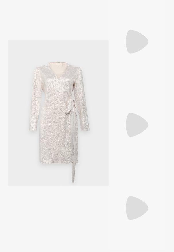 Šviesiai rožinė, ilgarankovė, sukinio tipo suknelė, papuošta atspindinčiais blizgučiais, su nukirptu juosmeniu ir gilia V formos iškirpte. Lygus tekstūruotas audinys.; Balta trumpa rankovėmis marškinėliai, pagaminti iš pasiruošusio audinio. Apvali iškirptė, reguliari tinkamumas ir subtilūs siuvimo detalės. Be raštų ar grafikos.; Juodai odiniai baletai su apvaliu pirštu, lygi texture, minimalus siuvimo detales ir lanksčiu padų dizainu.; Ruda odinė rankinė su uždaromu dangteliu, aukso spalvos detalėmis, petneša ir lygiu paviršiumi. Kompaktiška stačiakampio formos.