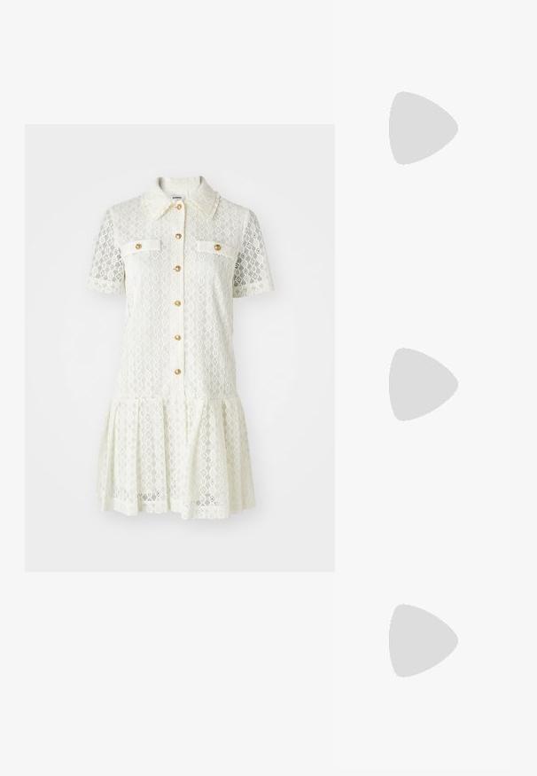 sandro ROBE - Skjortekjole - ecru; Sorte patent slingback hæl med spids tå, prydet med tekstureret slangeskindsmønster, justerbar rem og en kort, tekstureret blokhæl.; Sort læder crossbody taske med to frontlommer, guldspænder, lynlåslukning og en slank rem. Struktureret overflade og kompakt rektangulær form.; Guldfarvede metal hoops øreringe med en bøjet, forlænget form. Har en glat, skinnende overflade og en afrundet spids for ekstra detalje.